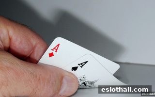 电子游艺厅娱乐活动新视角：炸金花与德州扑克的角色扮演艺术解析